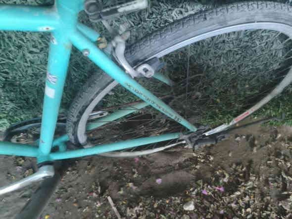 بايسكل S700 نظيف ومتروك فترة، يحتاج بس شوية صيانة بسيطة.
أتوقع التواير إمّا فاشه أو مبنجر ويحتاج نفخ أو تبديل حسب فحص الشاري.
الهيكل سليم وما بيه طعجات، القييرات شغّالة، والدنكلات وضعها جيد.

🔧 حالة البايسكل:

احتمال التواير فاشه أو مبنجر

يحتاج تنظيف وتزييت

الهيكل نظيف

القييرات تعمل بشكل جيد

الدنكلات سليمة

📍 الموقع: بغداد – حي العامل
💰 سعر قيم وخد
📞 للاستفسار: ***********
