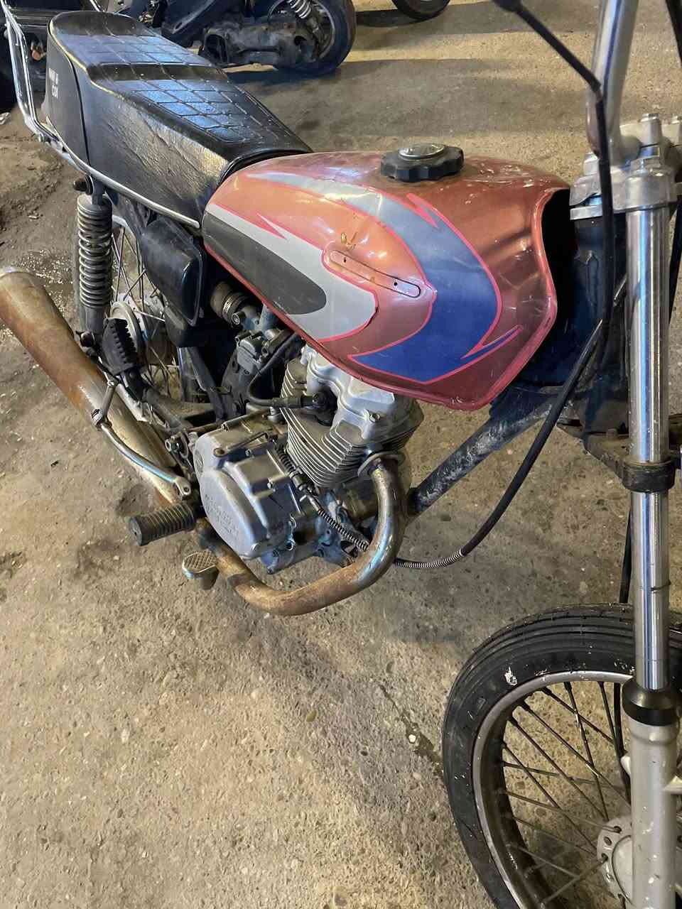 سلام عليكم  درجه ايرانيه للبيع موديل 2013 اوراق وبيه معامله ترقيم وين ما تريد تمشي. تمشي بيه  الدراجه حلوه مكينه مبدل بيه بس ولفات  متواجد واتساب. ***********
