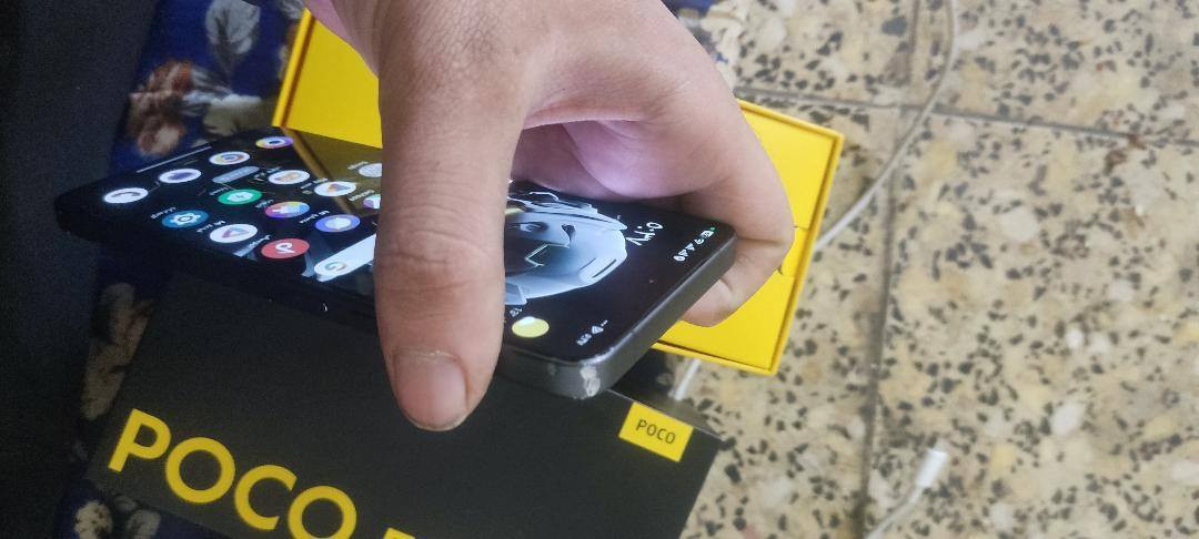 السلام عليكم جهاز بوكو x7برو جهاز مستخدم أقل الشهر كلش نضيف اخو الجديد بس بي ثلمة  بلطارف بس ما يأثر ابدد للبيع سعرة 400 ذاكرة 512 شحن السريع 90 واط 120 فريم مكاني بغداد الغزالية رقم ***********
