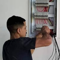 اني كهربائي تاسيس ماء ومجاري متفرغ باسعار مناسبة وهذا رقمي 07815226432...