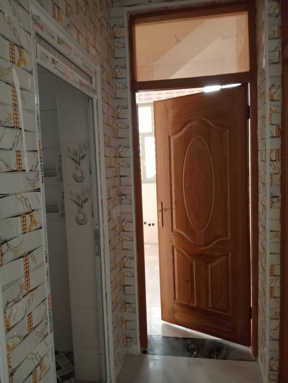 بسم الله الرحمن الرحيم متوفر بيت للبيع المساحة 150متر في مجمع توحيد العفلوكي للستفسار اكثر الاتصال على الرقم التالي ***********
