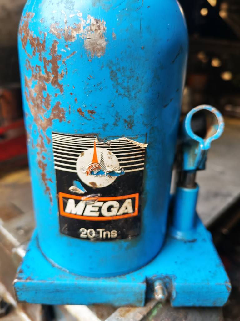 جك يدوي  ميكه اسباني اصلي من 20 طن الى 30 طن مع ضمان  صيانه الجك جديد وضع شركه  العنوان باب الشيخ خلف كراج النهضه *********** بغداد, العراق
