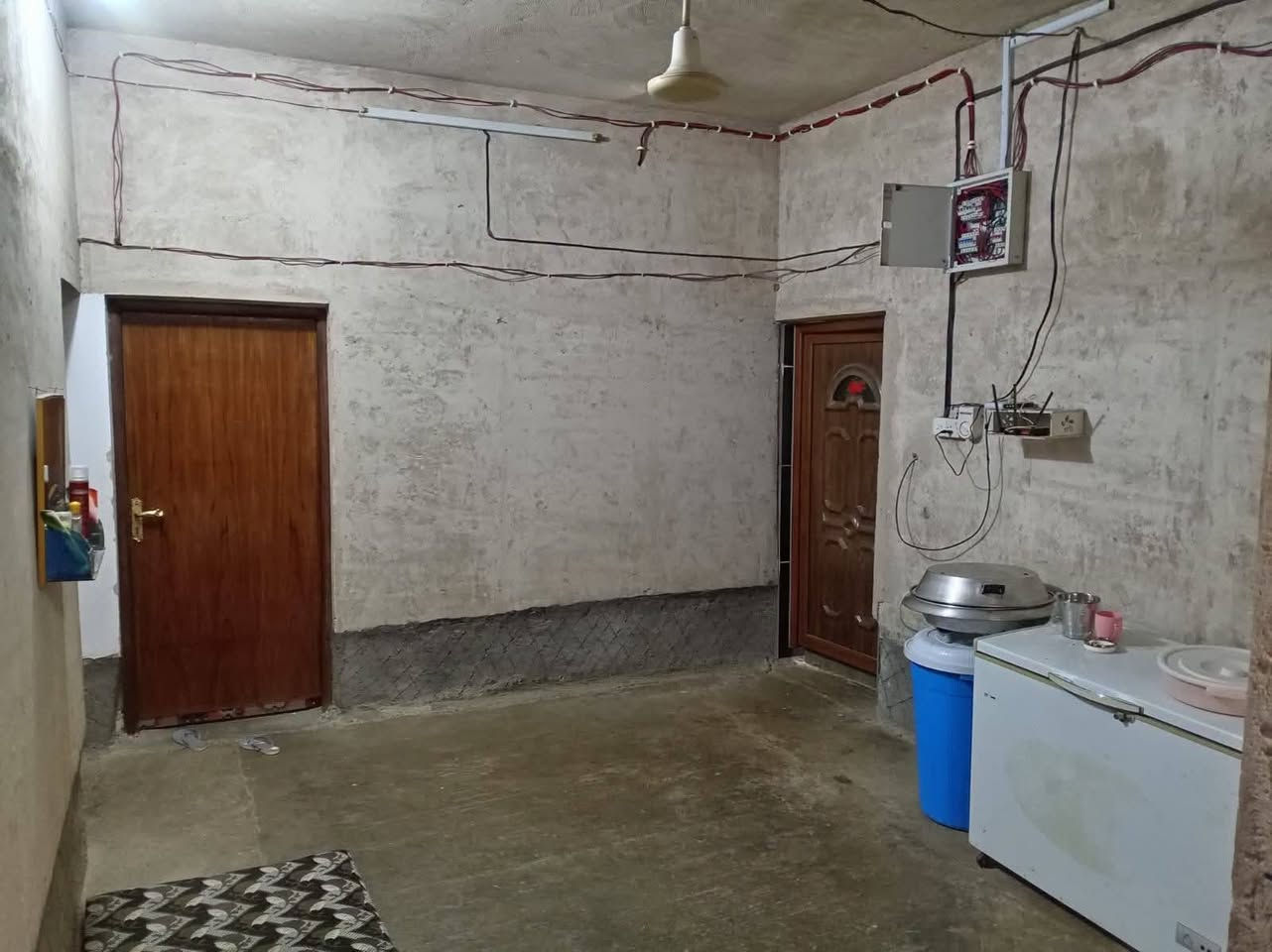 دار سكن للبيع.
في حديثة  قرب مدرسة الجيل الجديد . 
قرب اسواق الموصل. 
مساحة الدار 300م. 
الدار مروج معاملة في البلدية. 
الدار بناء حديث. 
الدار يحتوي على ما يلي. 
كليدور:2×2 الجدران سيراميك والارضية صب خشن. 
ديوان: 8×4الجدران بياض والارضية صب خشن. 
هول 4×4الجدران صطار جص والارضية صب خشن. 
صالة داخلية. 
غرفتين نوم 4×4  : 5×4الجدران بياض والارضية صب خشن. 
المطبخ 5×5سيراميك. 
صحيات والمجمع الداخلي سيراميك. 
صحيات خارجية. 
السعر المطلوب 45مليون وبي مجال للتفاوض.
***********
***********
