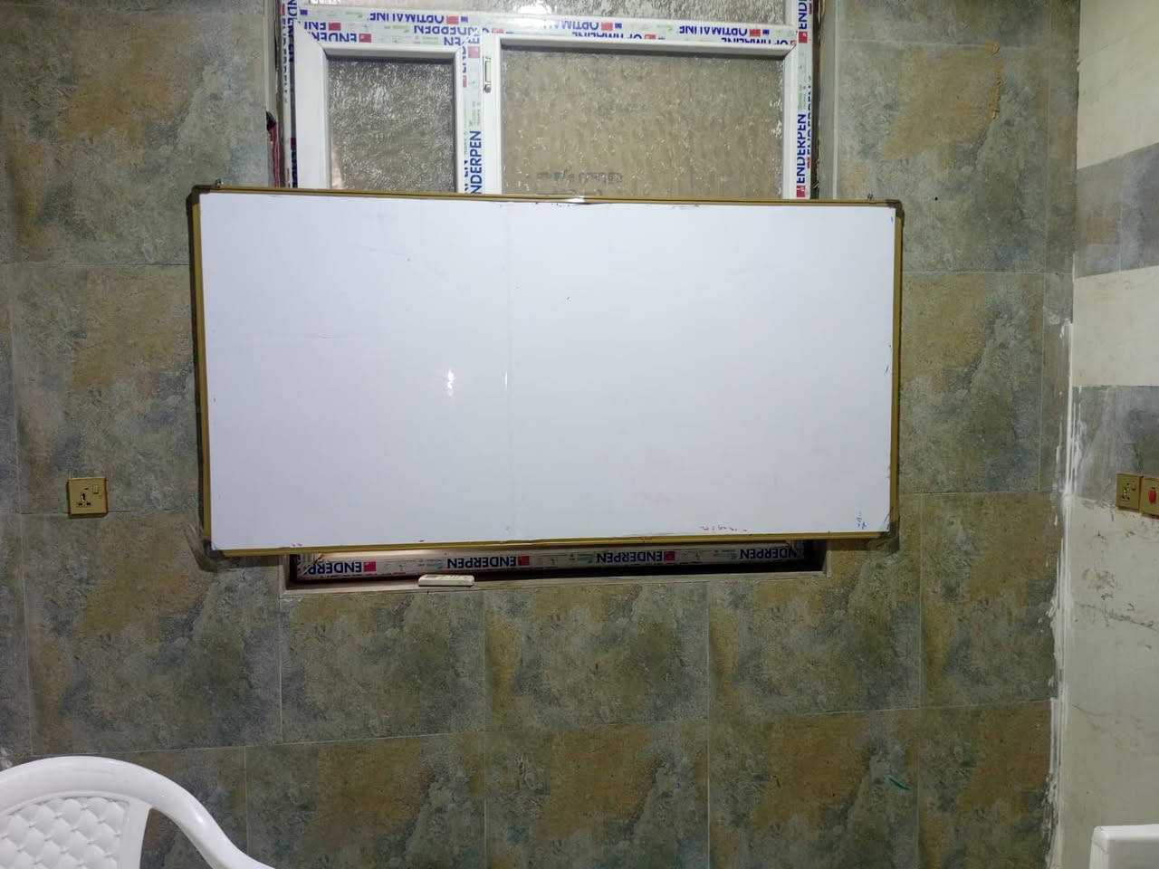 ميز وسبورتين للبيع 
الاتصال على الرقم ***********
