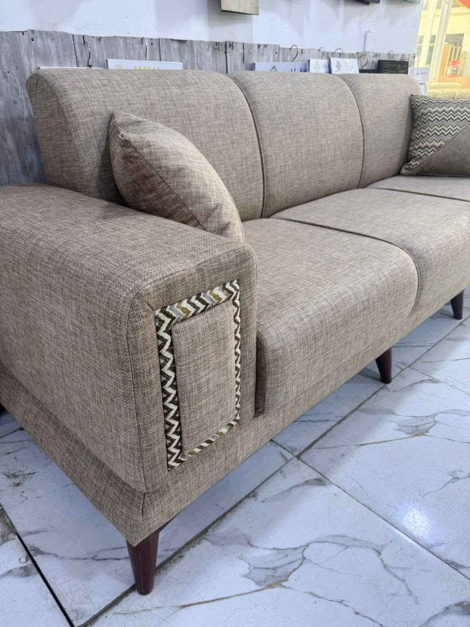 ديوان ١٠ مقاعد كورنر موديل جكليته طول ٧متر هذا مو كله قنفتين منه تجي بيه زاويه فره مع قنفه مفصوله ثنائيه تفصال خشب بلوك اسود كله سفنج مضغوط مميز أول مع طبقه دللوب طبي مريح أثناء الجلوس
مع ٦ كوشات نفس القماش استفسار *********** متوفر واتساب
