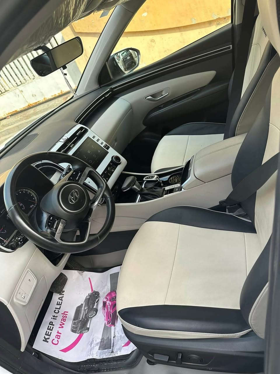 ‭‬ ‎توكسان 2023                   
خليجيه ماشيه 54  الف  قابل للزياده 
او مراوس بسورنتو 7 راكب 
‎‏ حجم المحرك 2000 . DOHC
‎‏ مرتبط بكير بوكس 6 سرعات 
‎‏ مفتاح التشغيل بصمة                 
‎تشغيل عن بعد 
‎‏           AIRBAG عدد 2
‎‏ هاند بريك بصمة                         
‎ حساسات امامية
‎‏ حساسات خلفية                         
‎‏حركة المقاعد الامامية كهرباء 
‎‏تحكم مقود جهتان                      
‎‏ مثبت السرعة 
‎‏ويل كب حجم الاطارات 235/55R18
‎‏ شاشة ابل كار بلي ❗️                  
‎‏ كاميرا دوارة ❗️
‎‏ اريل نفكيتر ❗️                           
‎‏لايت زينون + LED‏ 
‎‏ بك لايت LED
‎‏ كشافات زينون                            
‎‏ اشاير بالمري والمري قابله للطي 
‎‏ نظام مانع تزحلق                         
‎‏ABS
‎‏شاحن واير ليس
‎‏ نقطة نزول المنحدرات 
‎‏ بردات ابواب خلفية                    
‎‏ برده خلفية 
‎‏ تبريد امامي و خلفي
‎‏ درايف مود                                  
‎‏⭕️NORMAL
‎‏⭕eco
‎‏⭕SPORT
‎‏ اوتو هولد                                  
‎‏مخرج AUS
‎‏ مخرج USB
‎‏Bluetooth 
‎‏مخرج منفذ الطاقة عدد 2
‎ السعر 225 
تخم تاير جديد زتيوم كوري اصلي 
باتري جديد الو الضمان  
رقم بغداد 
*********** بغداد, العراق
