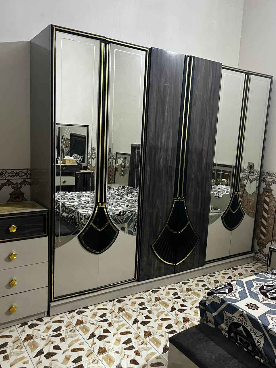 سلام عليكم متوفر غرفه تركيه نضيفه حيل مستعمله قليل بعدها جديده تكون من 6قطع
السعر/600الف وبيها مجال 
الاستفسار واتساب /***********
