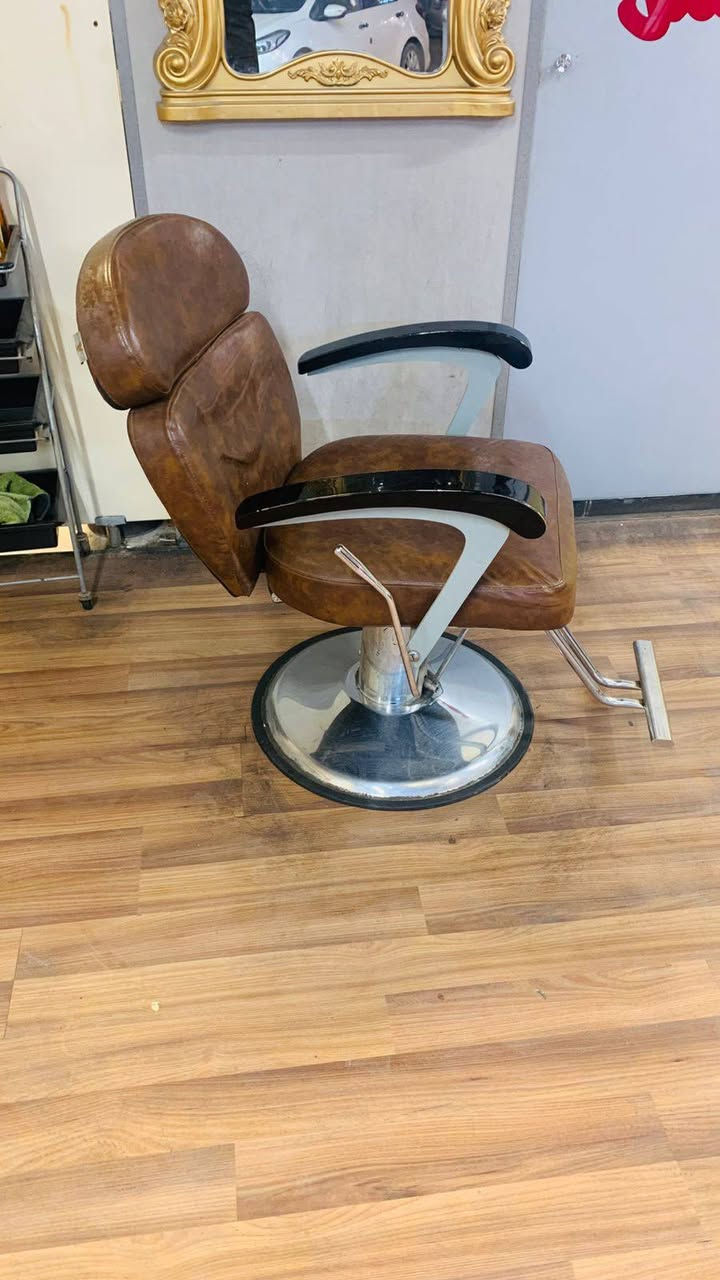 السلام عليكم كرسي كلش نظيف وميوزه عدد اثنين نظيفات المكان النجف اي استفسار اتصل ***********
