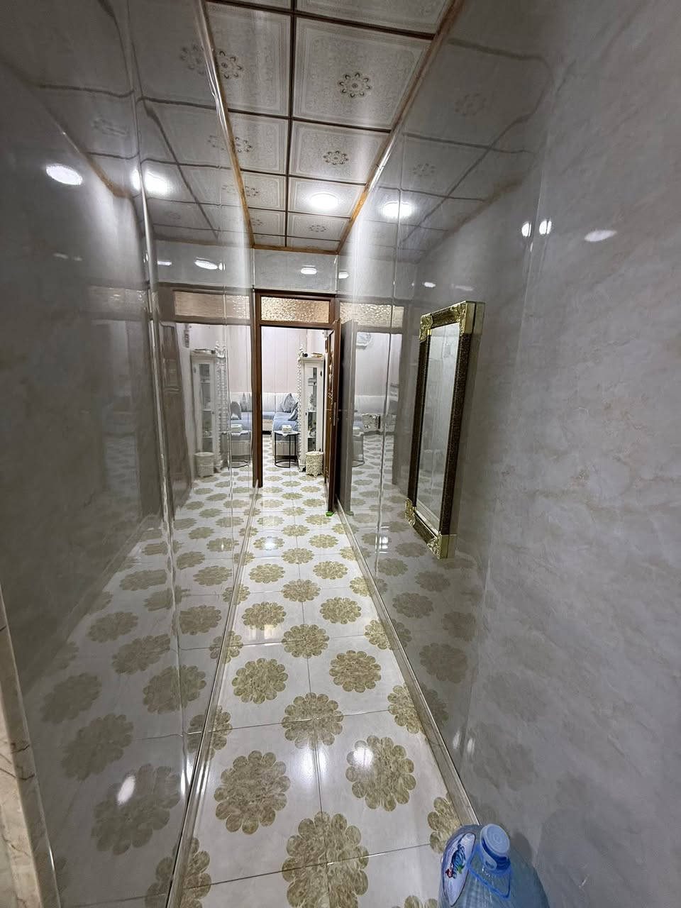 سلام عليكم
بيت 🏠 للبيع في حي الاخاء الاولى موقع مميز قرب جامع الله وأكبر  

بناء هندسي فول حديث 2023 سند طابو الزهور شرط التحويل 

مساحه البيت 🏠 100 متر واجها  6  متر 

يحتوي البيت على استقبال وهول وغرفة نوم 🛌 ومطبخ وصحيات ومناور وكراج سياره 

ط2 :   2 غرف نوم 🛌 وصحيات ومناور وبلكون 

يحتوي البيت 🏠 على 

نظام كاميرات 

نظام سبالات 

نظام دكتات 

نظام غسالات 

نظام دشات 

نظام غاز 

للاستفسار عن سعر البيت 🏠 الاتصال ع الارقام  *********** - ***********

