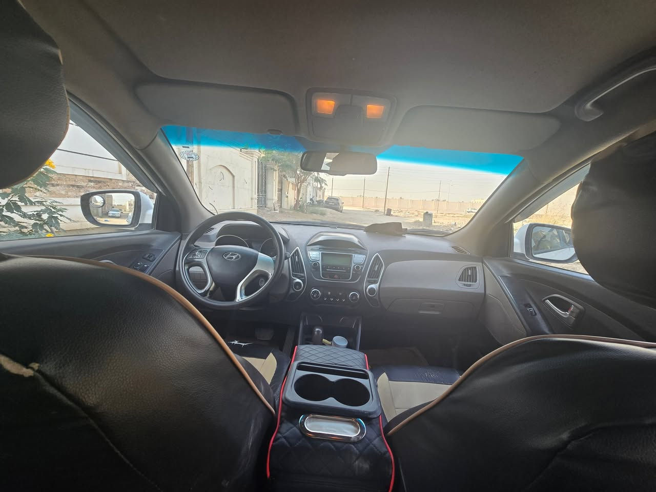 🚗 توسان خليجي 2013  مراوس او بيع...السعر 110 $
 بسيارة نفس السعر واذا اكثر ادفعهن الفرق ... الي عندة يراسلني ...مكاني الرمادي...
​الموديل: هيونداي توسان (Tucson)
​سنة الصنع: 2013
اللون :ابيض
​المنشأ: وارد خليجي
​المحرك: 2000 \text{ CC}
ماشية : 289 الف ...
​الحالة الفنية: المحرك والكير (ناقل الحركة) مكفولات.
​حالة البودي (الهيكل): مصبوغة "عام" 
​سبب الصبغ: تعرضت لحادث أدى إلى "جفّية" على جهة اليسار.
​ الشواصي واللغود "جيدة جداً" ولم تتأثر (بوضع الشركة).
​المزايا الإضافية: جميع الأجزاء تعمل بكفاءة ("كلشي بيهه شغال على آخر حبة").
​: رقم أربيل جديد، وهزة (فحص سنوي) جديدة، وسنوية  جديدة.
​السعر المطلوب:  (110$ ) وقابل للتفاوض.
التواصل ماسنجر ...
او ***********
