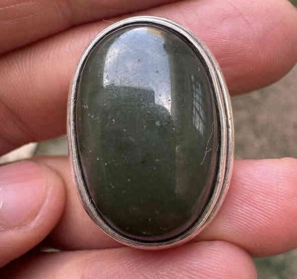 يالله اللهم صلي على محمد وال محمد السلام عليكم شباب خاتم يشم حر طبيعي نادر كلش وقديم مال جدادنه قديم كلش حت صياغته مال سبعينات الخاتم قديم كلش ويشف والماي مالته يخبل الله شاهد خاتم جميل وحر طبيعي يخبل وبالعافيه على ياخذه. قياس25 صياغه يدويه عراقيه قديمه. صياغه ثقيله كلش السعر والتفصيل اكثر وات ساب. رقم ‭0776 592 8747‬ يوجد توصيل ال جميع محافظات العراق اخوكم حسن عدنان🫡
