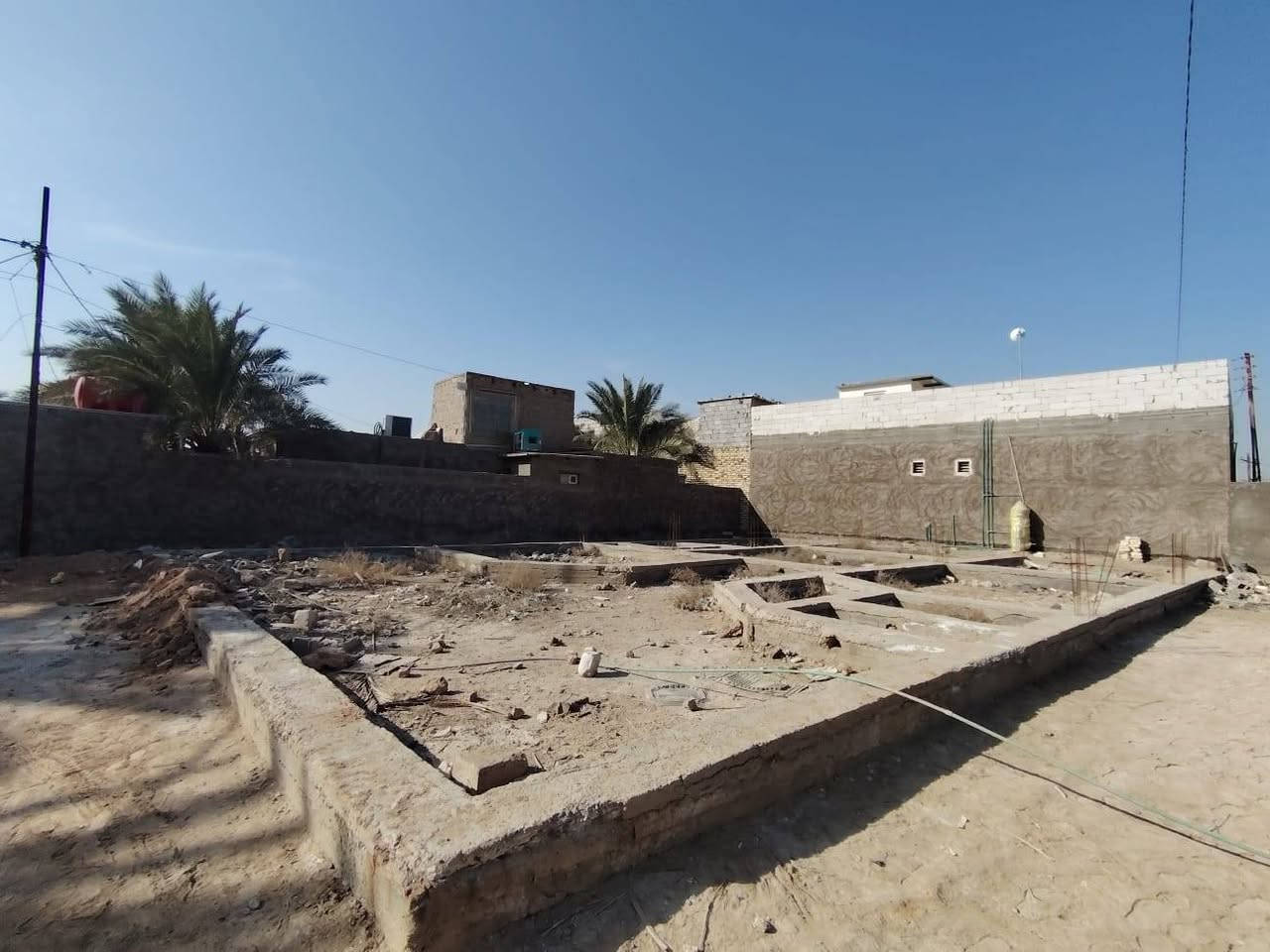 السلام عليكم قطعة عقد زراعي المساحة ٤٢٥ متر تجارية تبعد عن الشارع ١٥ متر عنوان البراكيه قريه العلويه ***********الااستفسار
