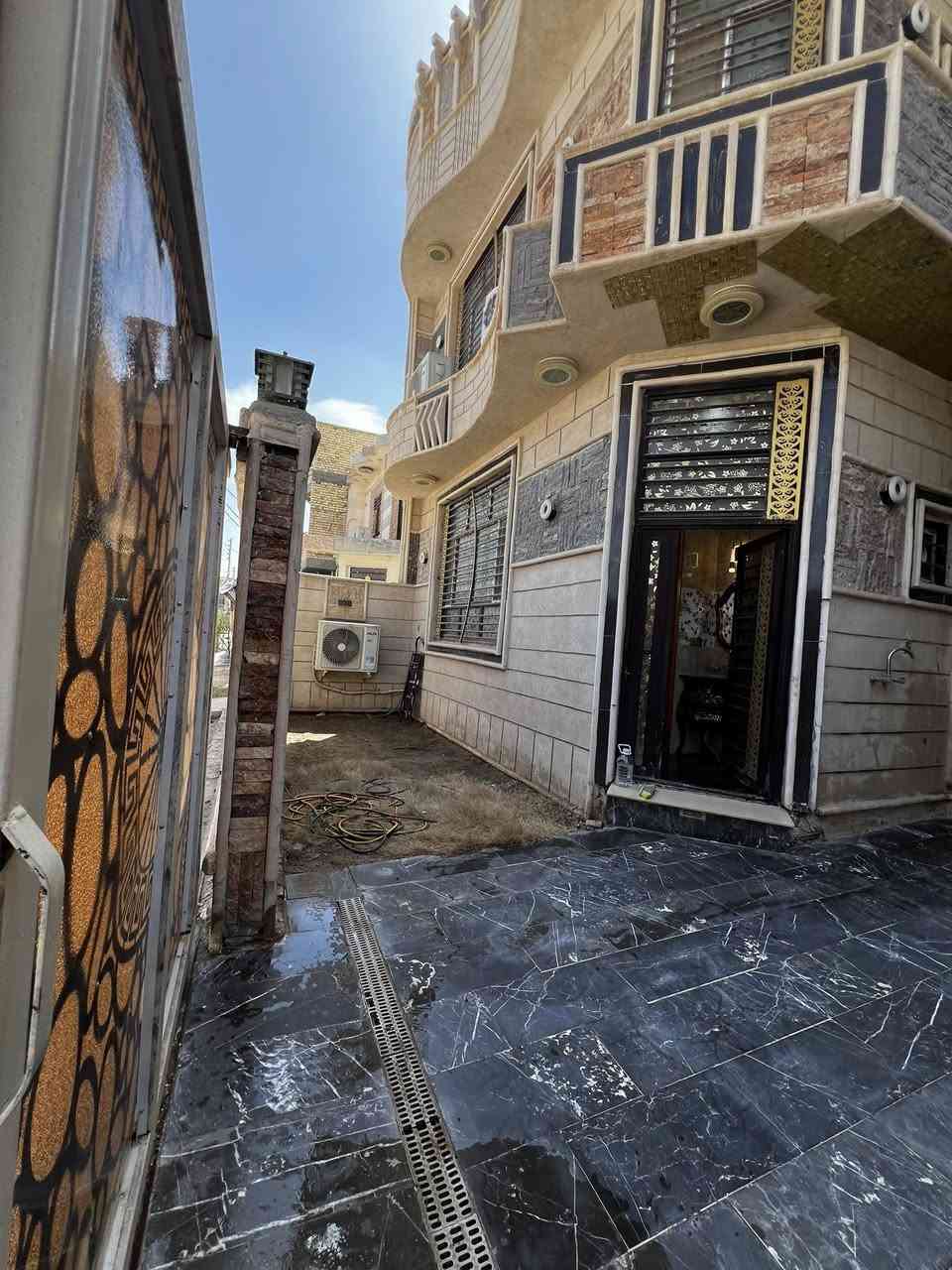 360

  السلام عليكم للبيع اقرة المنشور للاخير السكان العسكري بضهر التجاري ثالث فرع عن اسألة المياء موقعة حلو قريب عل شارع العام 
بيت للبيع 200متر طابقين بناء جديد كلة درجة أولى 
غرف نوم عدد6 نضام سويتات 
صحيات 7
غرفة مال سخانات 
مطبخ حار بارد 
درج دور الطابقين 
الصطح اوزكام وماستك و شتايكر يعني المطر انسا للعمر 
بيت متعوب علية إلى درجة متنوصف 
كلة مرمر من البيتونة للكراج البيت كلش مرتب 
ويا سيت كاونترات ضخم 
سبالت عدد 10
منضومة كامرات كاملة
البيت فارغ جاهز لسكن 
ملاحضة (المشتري360وبي مجال شي بصيط لشراي  مجال رقميي *********** 
البيت احلة من الصور بهواي مامسكون اقل السنة بناء 2021 وصبغ البيت كلة والمرمر مجلي قبل شهر يعني مناقص اي ملاحضة 
رقم القطعة    32931
وبي منضومة طاقة شمسية ⚡️⚡️🔋
يعني انسة المواد ولكهرباء 

  *********** 
بسمي تحويل ثاني يوم  
***********
