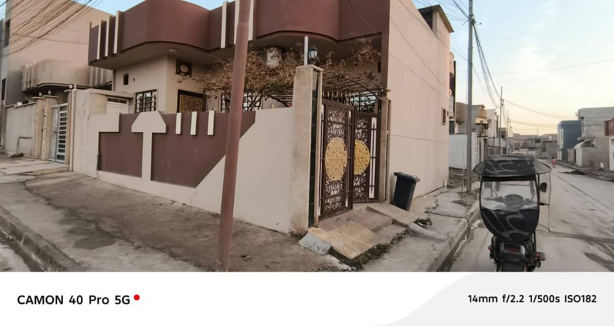 دار للبيع 100 متر مربع ركن بلدية داخل بل تمليك قرب مدرسة الأمام الزهري أو الملعب أو بازيخانة المشاعل 
يتكون الدار من غرفة نوم وهول وستقبال ومطبخ وصحيات 
موقع مميز و دار مرتب وقريب عل شارع 
السعر 60 مليون 
الأستفسار انتصل عل أرقام 
***********
***********
موقع المكتب قصر الريان حي عدن شارع التنانير قريب عل صيدلية اليمامة
