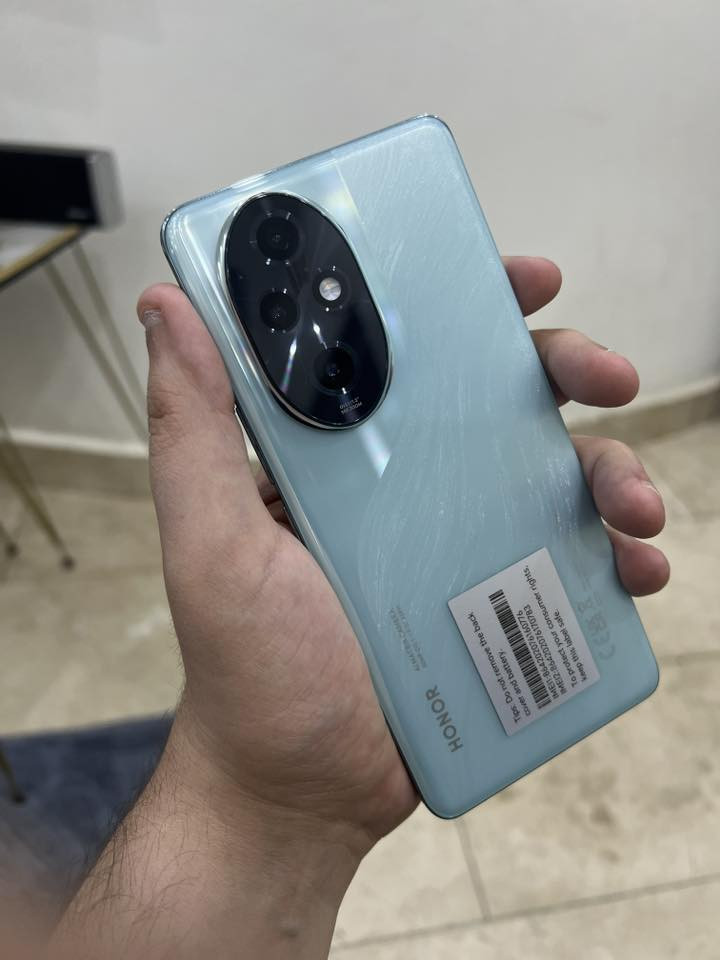 هونر 200 برو 
الشاشة: 6.78 بوصة، AMOLED، دقة 1224x2700 بكسل، تدعم تقنية Dynamic Refresh Rate. 
المعالج: Qualcomm Snapdragon 8s Gen 3 ثماني النواة. 
الذاكرة: 12 جيجابايت رام (LPDDR5X) و 512 جيجابايت تخزين داخلي (UFS 4.0). 
الكاميرات الخلفية:
رئيسية: 50 ميجابكسل (f/1.9) مع OIS. 
تقريب (Telephoto): 50 ميجابكسل (f/2.4) مع تقريب بصري 2.5x و OIS. 
فائقة الاتساع (Ultrawide): 12 ميجابكسل (f/2.2). 
الكاميرا الأمامية: 50 ميجابكسل. 
البطارية: 5200 مللي أمبير، تدعم الشحن السريع السلكي واللاسلكي. 
نظام التشغيل: Android 14 مع واجهة MagicOS 8.0. 
الاتصال: يدعم شبكات الجيل الخامس 5G، Wi-Fi 6. 
المميزات الأخرى: مقاوم للماء والغبار، مستشعر بصمة تحت الشاشة، مكبرات صوت ستيريو. 
الجهاز كارتونته ضايعة وياكيبل وشاحنة اصلية حجم 80 واط انطي وياها هو بالاصلي 100 واط اذا تحب تغيرها
للبيع بسعر 450 الف
*********** بغداد المنصور
