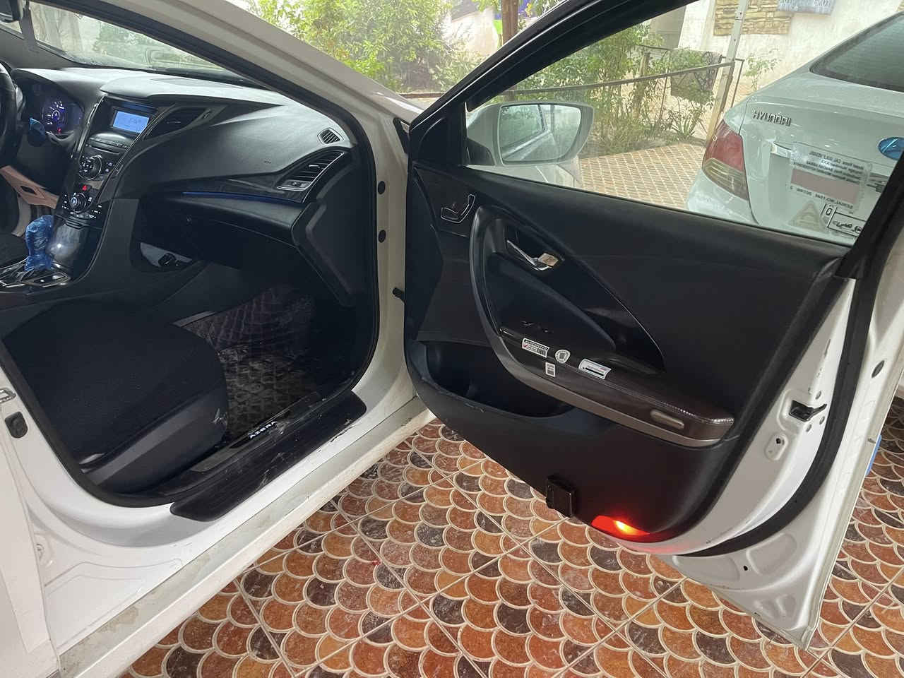 السلام عليكم ازيرا 2014 فول مواصفات 1/1رقم اربيل بأسمي جديد مكفوله كير مكينه صبغ دعمه طخه ماكو فقط قطعه وحده صبغ باب السكن فقط السياره حلوه كلش بيع او مراوس السعر 140 وبيهه مجال للأستفسار *********** مكان السياره ديالى
