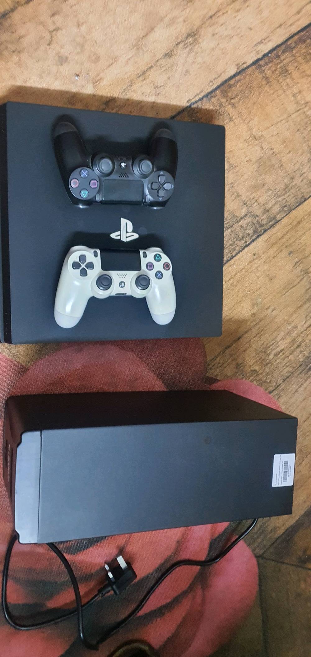 السلام عليكم 
للبيع PS4 pro  مهكر نضام 11.00 مستقر وراقي 
ذاكرة 1 تيرا نضيف بشكل ومداخل تصليح
وياه هارد خارجي توشيبا  512G

UBS 3000  ريزن اونلاين وشاشة يطلع معلومات 
الشحن والحمل ويتحول صامت وهواي اعدادات بيه
معادل فولتية يرفع وينزل ٢٢٠ v
2 يدات اصلية وياه

عنواني بغداد واكو توصيل داخل بغداد فقط 
باقي تفاصيل خاص واكو وتساب 
***********