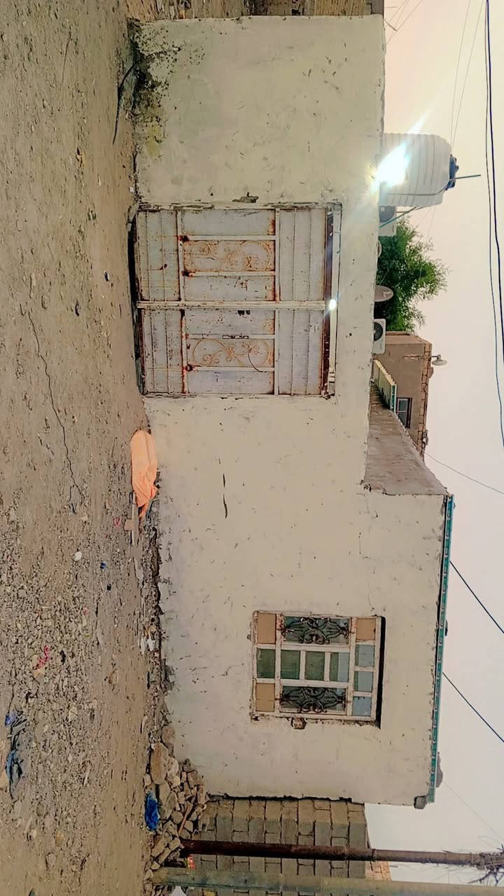 سلام عليكم بيت لبيع طابو صرف مساحه ١١٥بناء قديم سعر ٥٠وبيه مجال مكاني ناصرية حي لفداء شارع أبو لبنان سفسار عله رقم ***********
