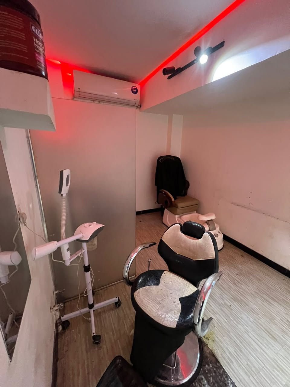 محل حلاقة كامل بالسيدية 
8 كراسي حلاقة 
كرسي بدي كير ومني كير 
جهاز هايدرو فيشل 
4 سبالت 
5 نراكيل
للاستفسار/ ‭0771 020 3359‬
علمآ مكلف بالنشر
