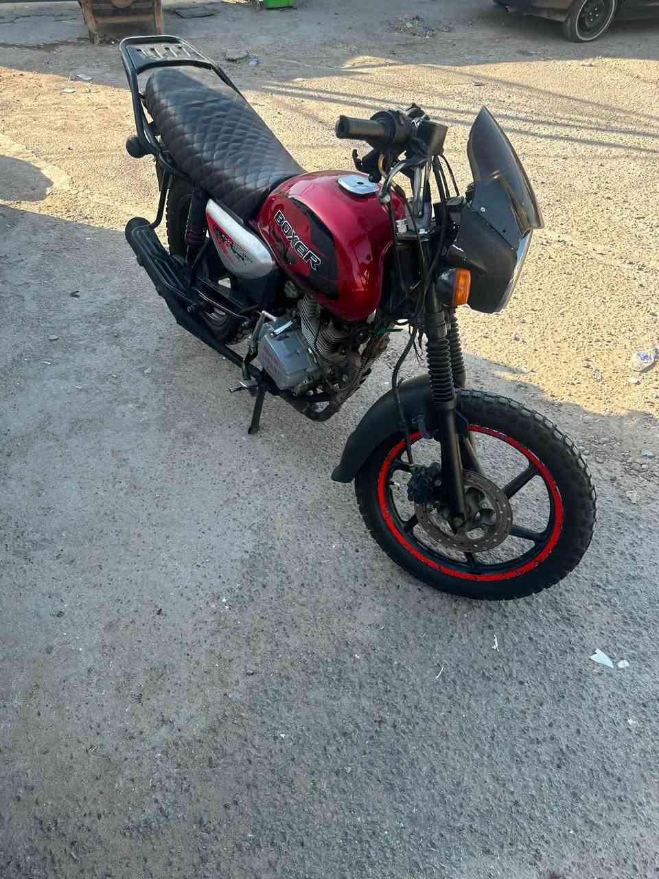 السلام عليكم بوكسر موديل ٢٢ مكينه محور ايراني بيها نقوصات بسيطه شغاله كوم حديد مكينه ناعمه بدون اوراق مكفوله سرقه وعشاير السعر ٥٥٠ الف بيها مجال مكان بغداد البياع *********** كوم حديد
