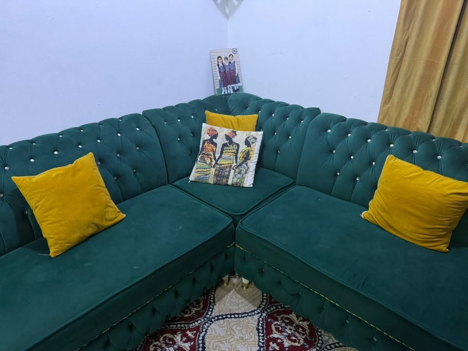 طخم ديوان للبيع
خمس قطع وزاويتين 
٩ متر 
الطخم نظيف وجديد مثل ما موضح بالصور
وياه البرده هديه 
السعر ٥٠٠ الف وبي مجال بسيط 
للتواصل ***********
