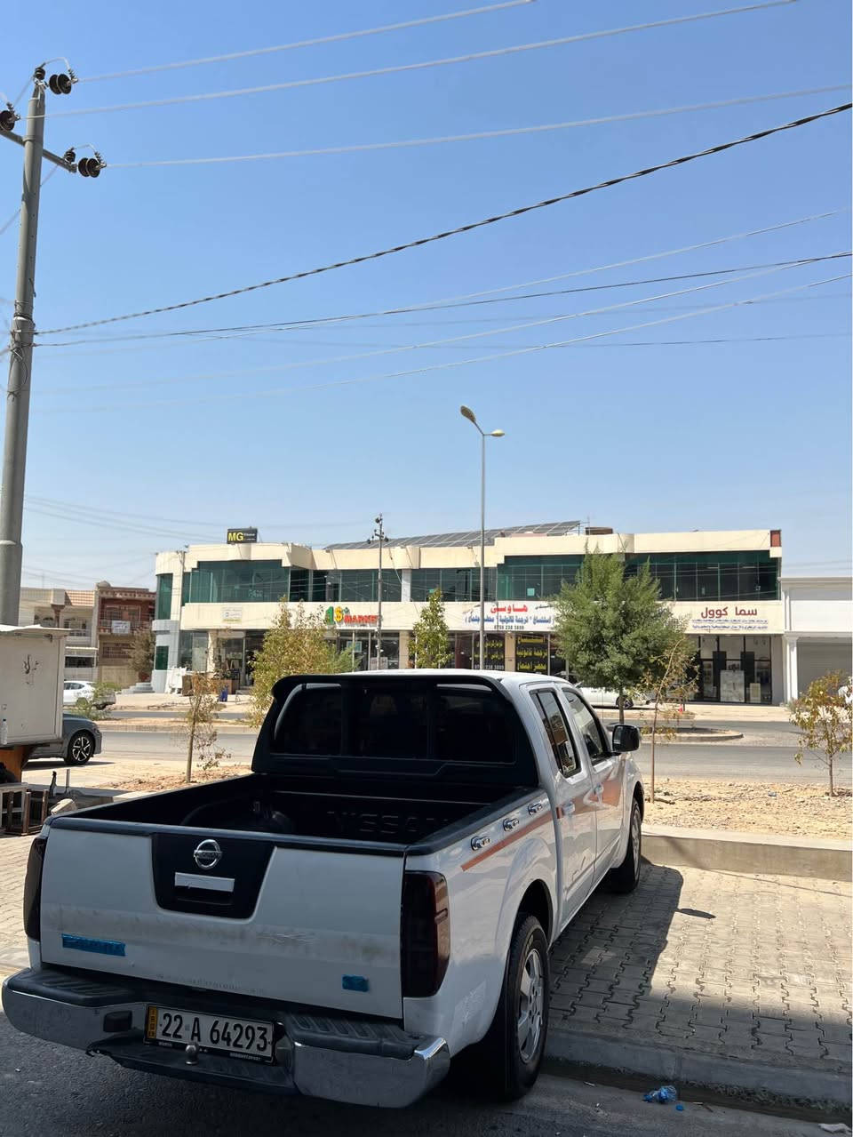 سەلام عەلیک 
نیسان ناڤارە بۆفرۆشتن
تابڵی سەیارەکی خاوێنە مۆدیل ٢٠٠٩ گێر و مەکینە بەشەرت هەموو گیانی بەشەرت بێ سبوغ تەنها دەرکەی لا سەکنی پشتەوە خەتێکی بچوکی هەیە بۆ زانیارە زیاتر پەیوەندی بکە 
*********** Singapore
