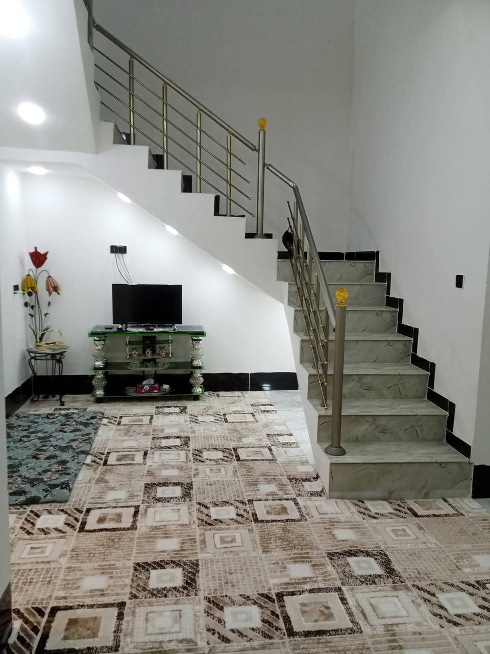 دار للبيع المساحة 150م طابو زراعي سند٢٥ طابقين يحتوي على ٣غرف نوم واستقبال ومطبخ وحولي وصحيات منفصله وترك عدد٢ وكراج وحديقة صغيرة وبناء جديد بس الواجهه بعده قيد التنفيذ العنوان الراشدية شارع المراسمة وطريق الرابط بين جزيرة بغداد والراشدية للاستفسار الاتصال على ***********
