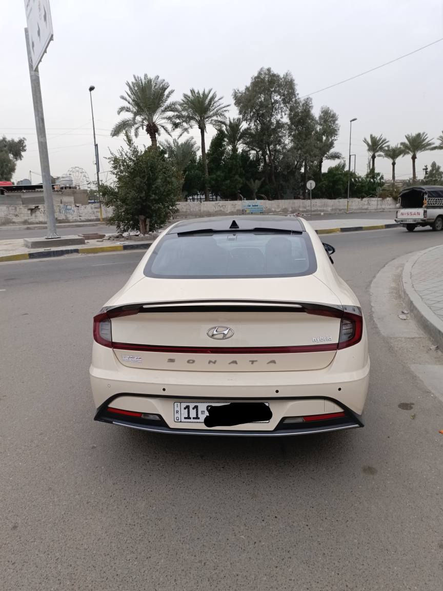 السلام عليكم حبايب 
سوناتا موديل 2021 وارد الامارات محرك 2000 هايبرد
GD_I  

مواصفات السيارة :

• تشغيل عن بعد
• كير ازرار 
• التشغيل بصمة 
• مري شفط 
• قطعتين منفصلات تدفئة وتبريد
• ثلاث وضعيات للقيادة
• كامرة خلفية 
• حساسات محيطة بالسيارة بالكامل
• قطعة تبريد للمقاعد الخلفية 
• مانع انزلاق 

السيارة مضاف عليها تطعيمات بالكاربون فايبر واللون الاسود منطيها شكل كلش حلو ورياضي 

⚠️ السيارة لونها بيجي من الوكالة مال تكسي دبي 
(ماشية 50 الف)

السيارة وارد خليجي داخلة للعراق مبدل بيها دعامية خلفية وامامية فقط 

بيها ضربة خفيفة بالچاملغ الخلفي الي على جهة الراكب 
يتصلح عالبارد 

السنوية جديدة لسنة 2028 
والهزة كذلك لسنة ال 2027 

رقمها بغداد بأسمي تحويل ثاني يوم 

سعرها 150 ورقة وبيها مجال للشراي او بالعافية على الياخذها

للتواصل *********** بغداد, العراق
