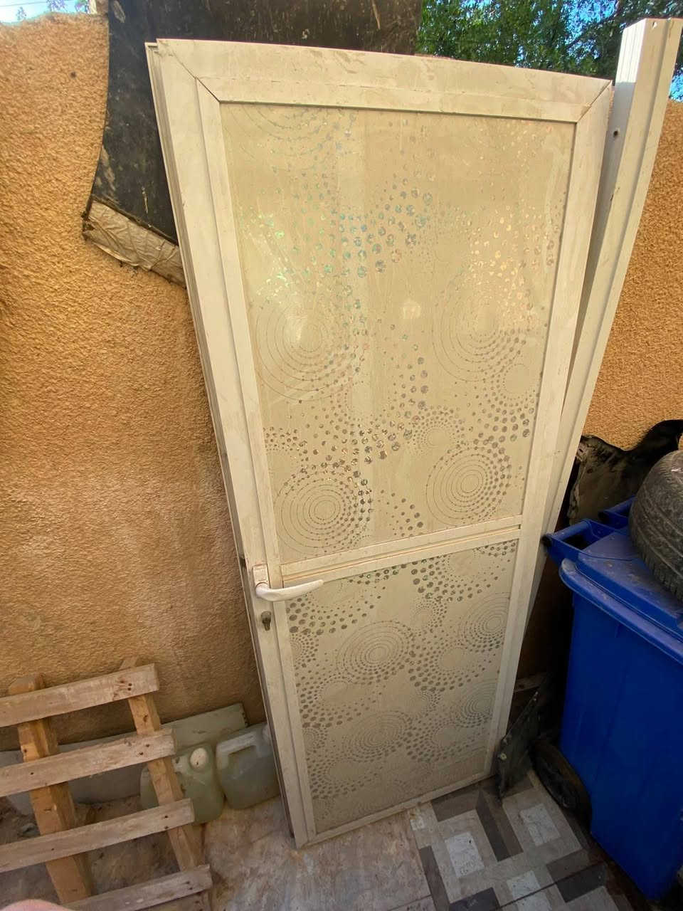 اربعة بيبان للبيع واحد منهن نظيف جدا مع الجرجروب للبيع للتواصل على الرقم واتساب  *********** 
السعر 320
