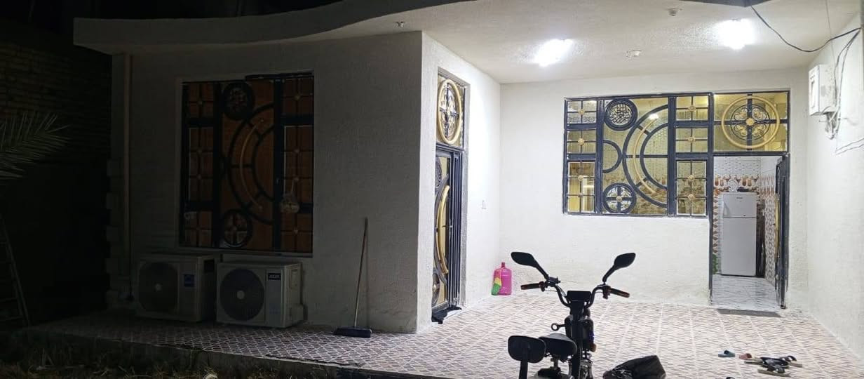 دار للبيع مساحه 300م حي الحكيم نزلت بيت زرزور ثاني بيت بالشارع شارع 10م يتكون من غرفتين وهول ومطبخ واستقبال وصحيات داخليه وخارجيه وكراج وحديقه طابو زراعي 25 مرقم من قبل البلديه السعر 56وقابل لتفاوض للاستفسار الاتصال اومراسلة الصفحه.        البناء بلوك والسكف صب
***********
***********
