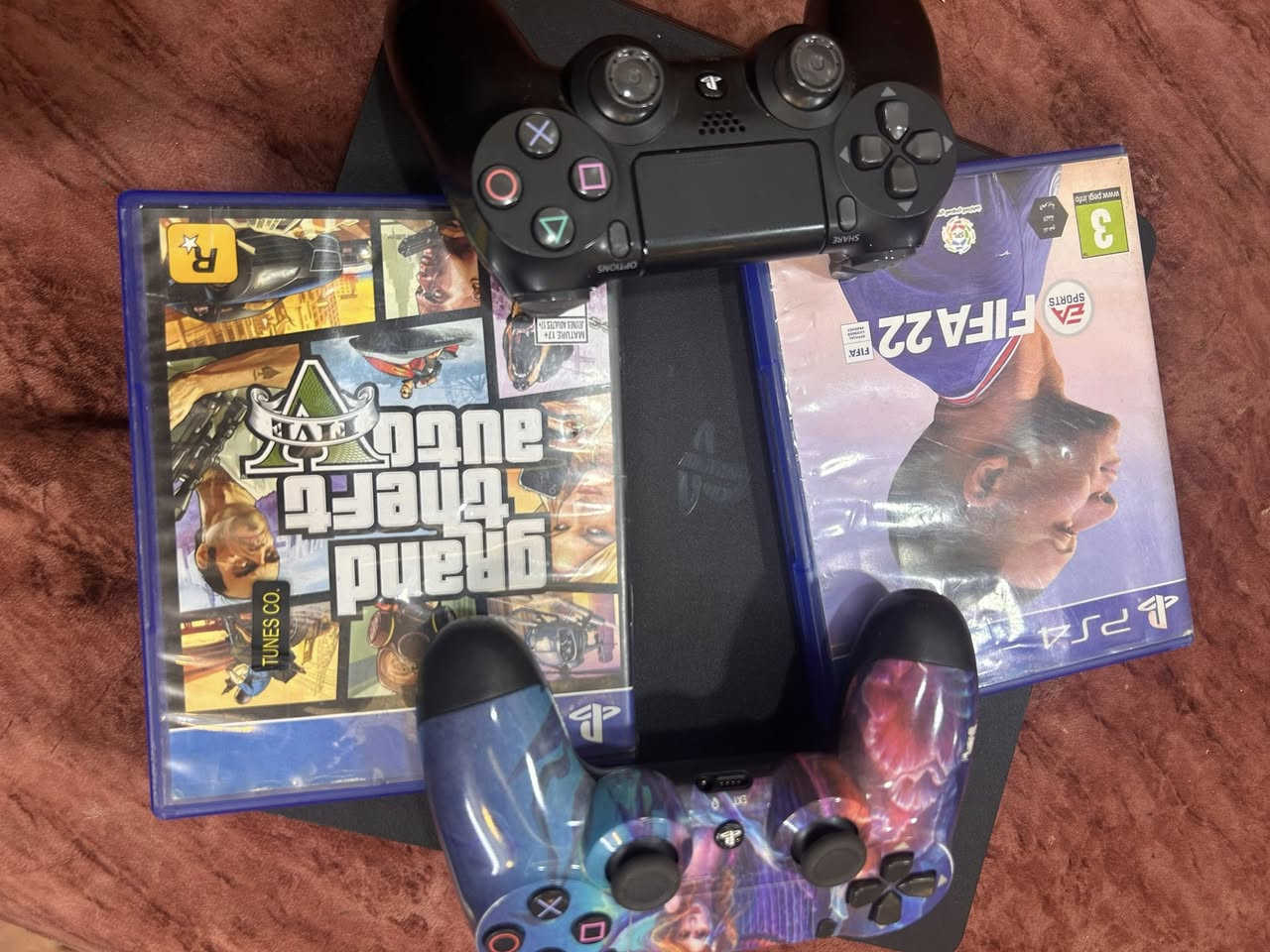 السلام عليكم بلي فور سلم للبيع ويه اقراص ثنين ويدات ثنين وكيبل شحن مال بلي الاصلي  والكارتونه مالته مال بلي بلي نضيف بمعنى الكلمه تعال شوفه وفحصه بعينك السعر 250 وبي مجال حك الجيه للاستفسار ***********
