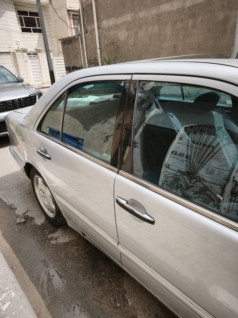 مرسيدس موديل 98 معلاية ما مدفوع كمركها
محرك v6  كير ومحرك كفالة  دواخل مخمل نظيفة السيارة بدون صبغ وبدون ضربة بيها شوي جراد 
سعىها 70 وبي مجال للشراي
*********** البصرة, العراق
