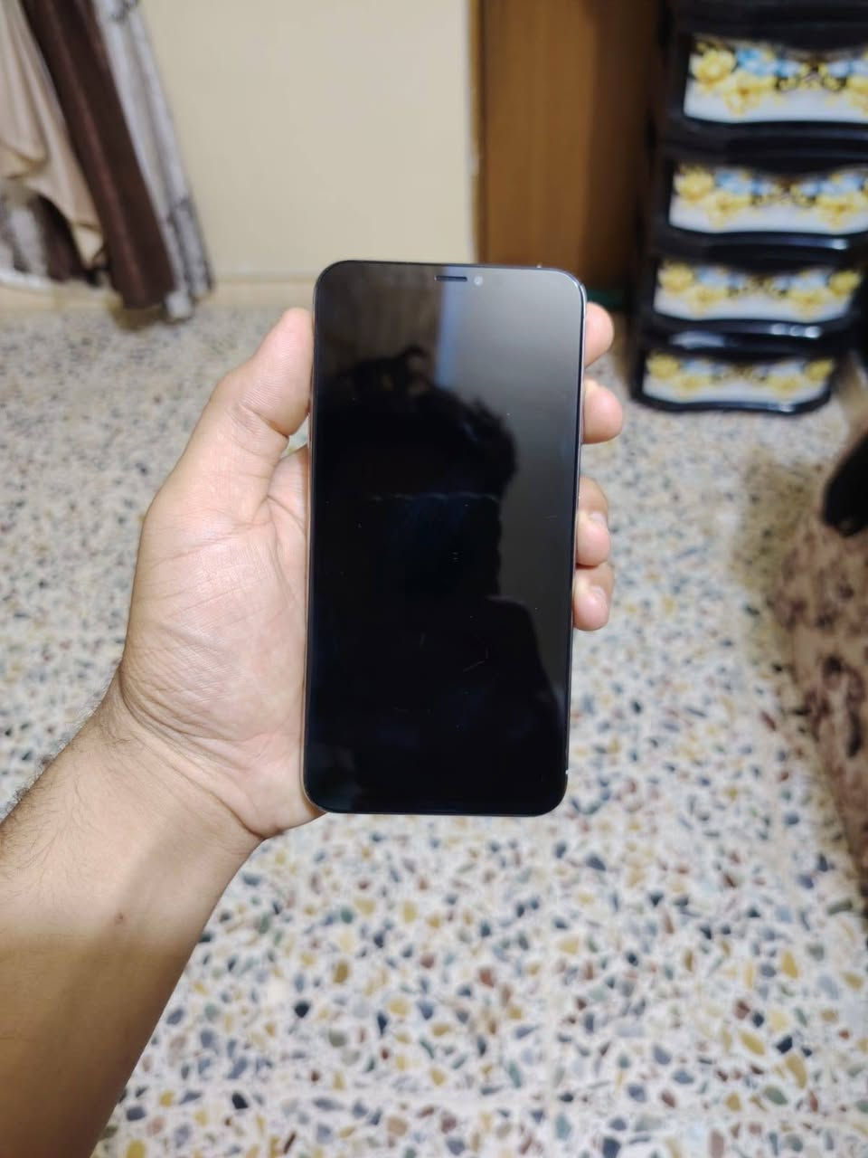 ايفون XS MAX
لون سلفر
ذاكرة 256👉
بطاريه 75 انساه بصرف
فيس ايدي شغال 
الجهاز كله بلادي 
فقط الكامره السيلفي مرات تكف مرات تشتغل 
جهاز نضافه واحد ☝على واحد ☝
وياه كفر 🎁
الجهاز مال جناي
للبيع او مراوس حسب القناعه 
***********
