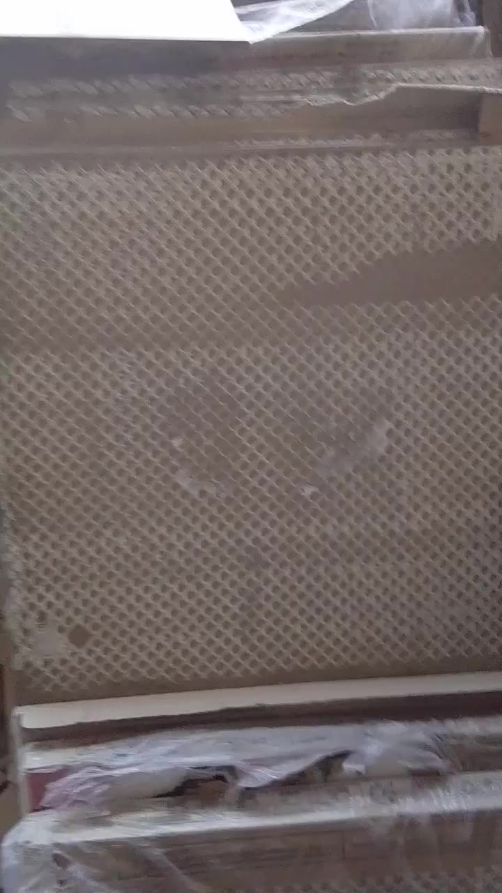 السلام عليكم سيراميك للبيع ارضيه 190 و تسعين متر زائد جار ومطبخ وحمام تجهز كامل معه بايات ترج 17 بايه العنوان العلم ***********
