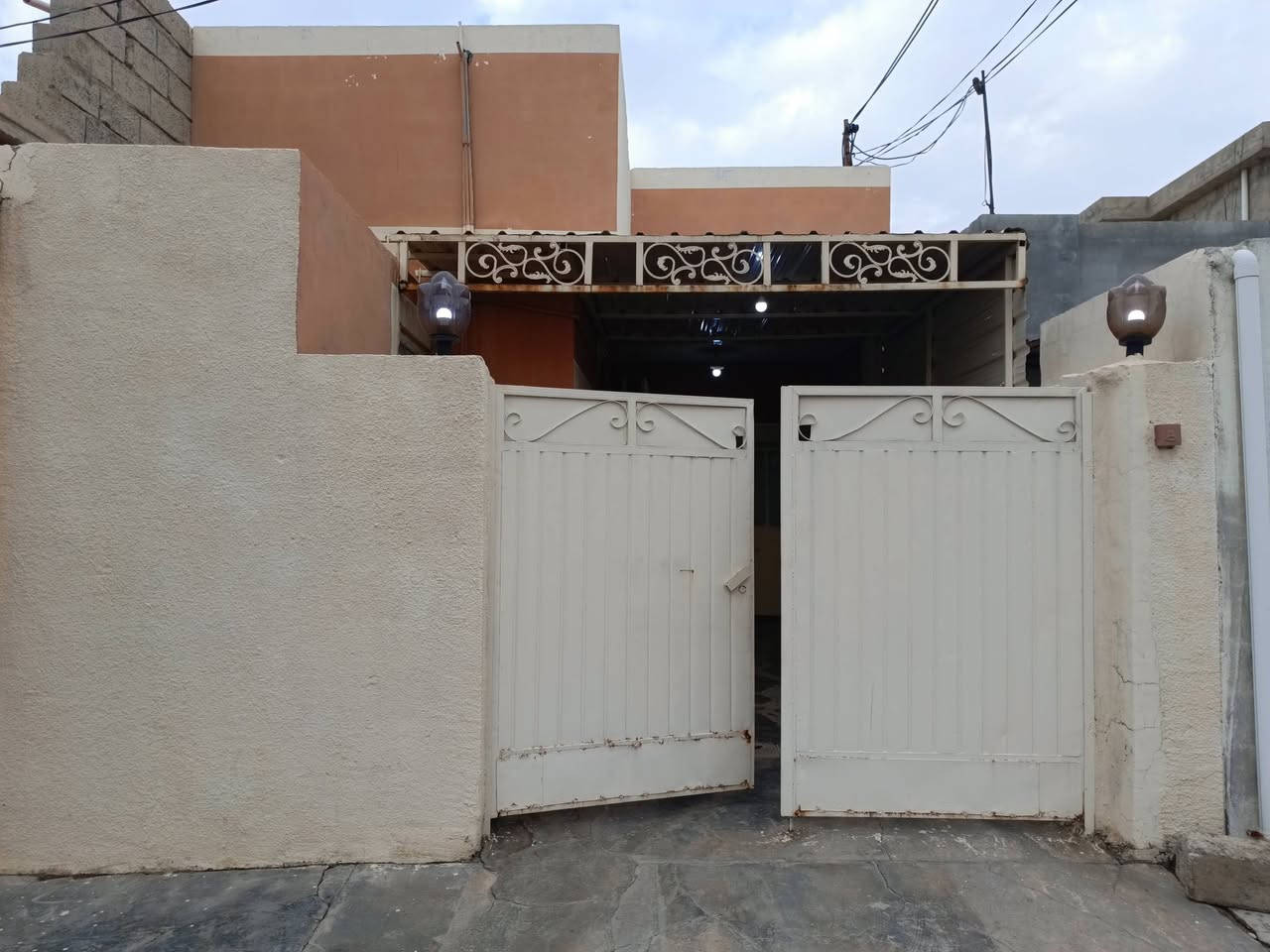 السلام عليكم بيت للبيع في توله فروش قرب جامع الرحمن ومدرسة جرير
محتويات البيت غرفة نوم كبيره واستقبال كبير ومطبخ وصحيات وكراج بالاضافه الى ذلك ترك ودرج خارجي في نهاية البيت
جنس العقار رقم بلديه مقدم معاملة طابو
مساحة البيت 110 متر
السعر 37 مليون وبي مجال 
للاستفسار الاتصال على الرقم ***********
