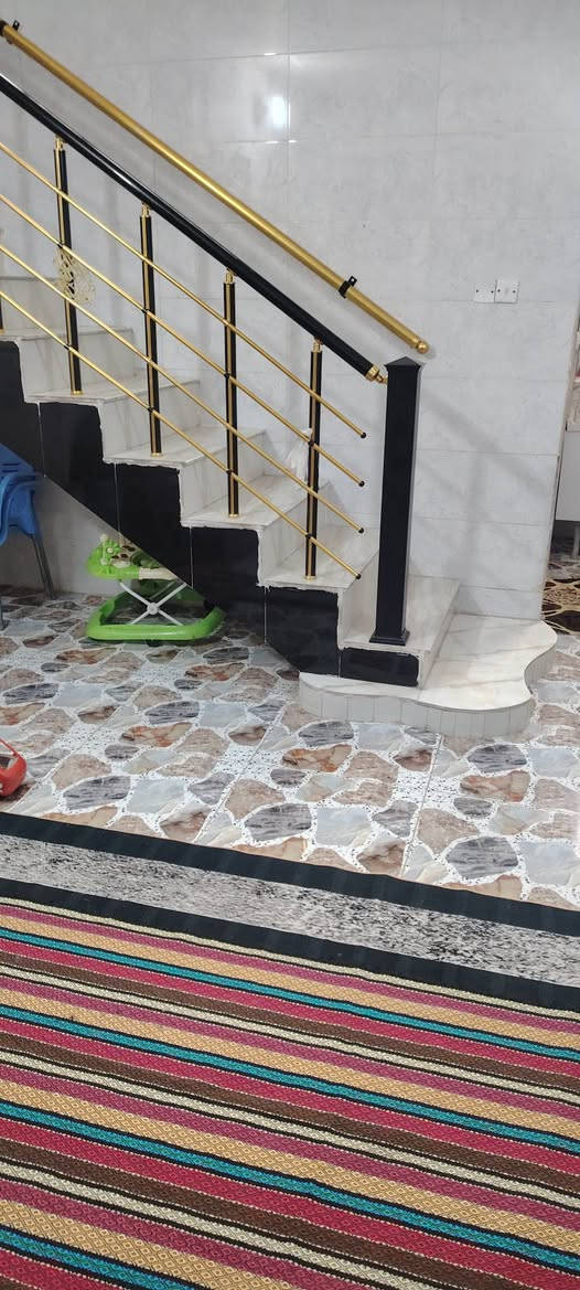 سلام عليكم بيت البيع مساحه 350
يتكون من عرفه ستقبال 9×5وعرفه نوم 6×5ومساحه درج ومطبخ حار وبارد صحيات تداخل وخارج وبي مشتمل ثاني هيكل من ضمن بيت كلشي واضح بل فيديو سعر خاص الاستفسار على رقم ***********
