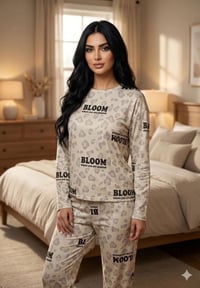 تراك نسائي قطني مع نسبة ليكرا كلش ناعم ومريح  حتى تكدرين تلبسية وتنامي...