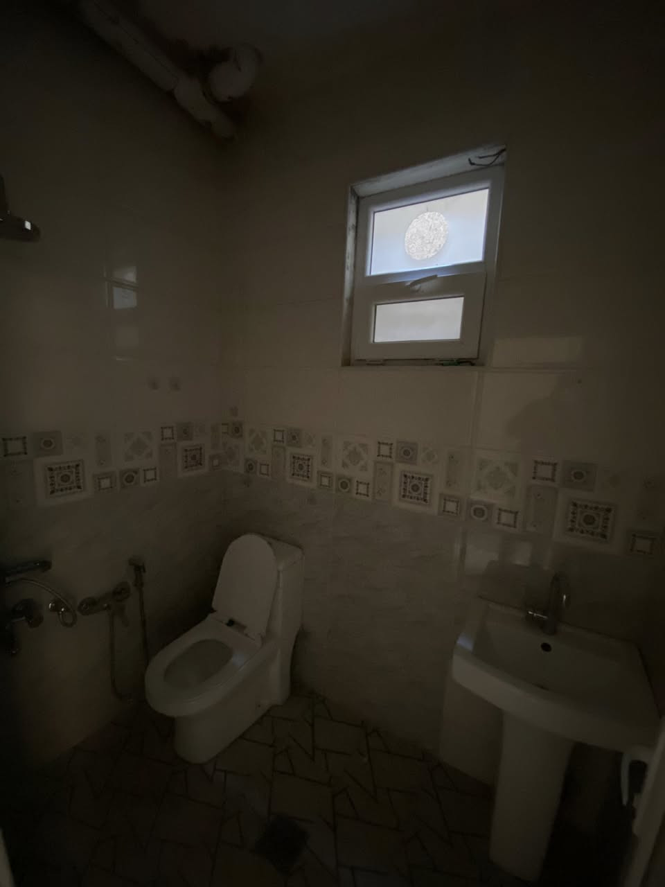 مكلف بالنشر
السلام عليكم مشتمل للايجار  بناء حديث  منطقة تل محمد قرب مدرسة  ابن زيدون  محلة 702 /زقاق13
***********
