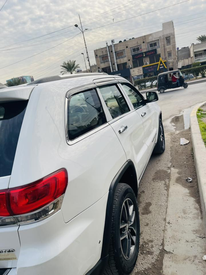 🚗 للبيع: جيب كراند شيروكي 2017
📍 مكان السيارة: بغداد
📞 للتواصل: ***********

📊 المسافة المقطوعة: 120000 مايل
🛠️ المحرك: 6 سلندر – 3600cc

⚙️ المواصفات: فئة Limited 
• فول مواصفات 1/1 
• فتحة سقف بانورامية
• مقاعد كهربائية
• خزن مقاعد
• تدفئة وتبريد للمقاعد
• كرايا كهربائية 
• اشارات بالمرايا
• تبريد منفصل قطعتين 
• كاميرا خلفية 
• شاشة وسطية تدعم apple car و Android auto 
• بصمة تشغيل 
• بصمة أبواب 
• وضعيات قيادة متعددة 
• والعديد من المواصفات الاخرى 

⚠️ أضرار السيارة:
• الأضرار موضحة في السونار
• صورة السونار مرفقة مع الصور 

📌 تفاصيل إضافية:
• رقم السيارة: بغداد الدولي الجديد
• باسم المالك – تحويل مباشر
• لون السيارة: أبيض
• السيارة جاهزة بدون أي نواقص
