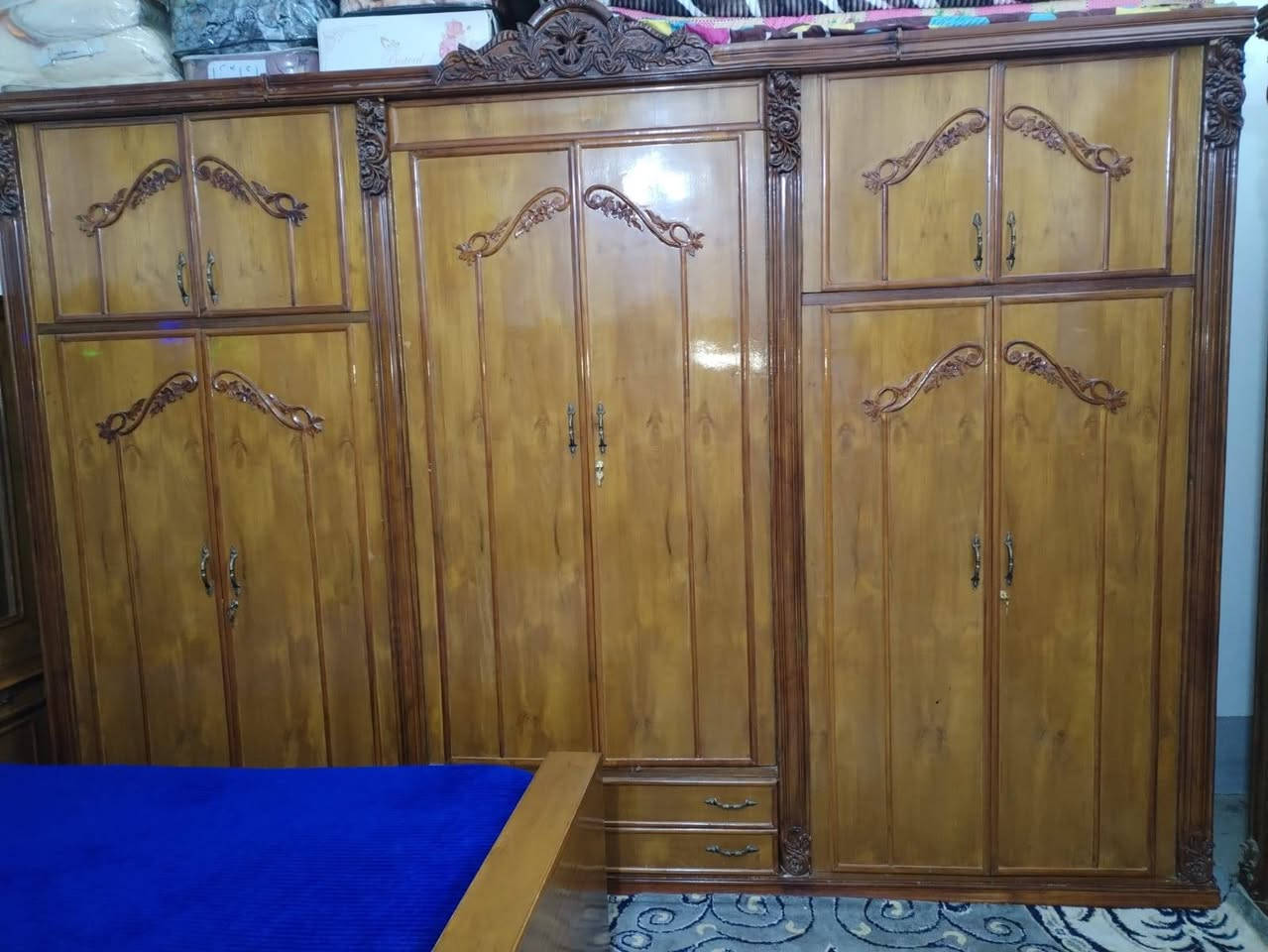 السلام عليكم غرفة نوم اخشاب عراقي تكمة كنتور ٦بيبان، طابقين مع ملحق زاوية بابين طابقين  تصميم مصري صبغ حراري  للبيع نظافة 90بلمية صارلها سنة مستخدمة بيها فقط جامة مفطورة وشايلها مال التاج الجرباية سبب البيع غرفة ضخمة والمكان لا يتسع لها
السعر 3ملالاين وربع وبيها مجال قليل اتصال علة رقم واتساب ***********
