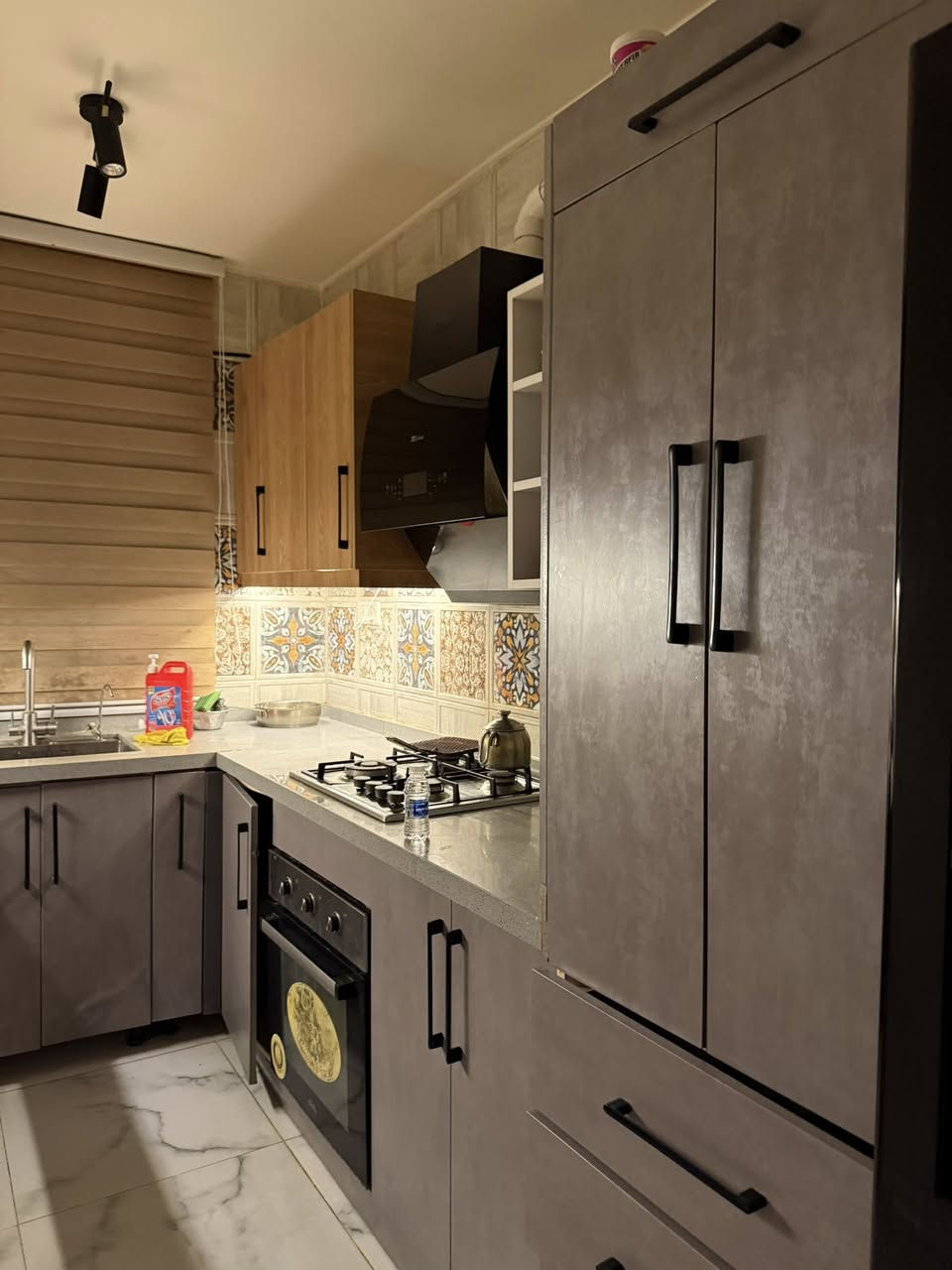 كونتر مستعمل مساحة ٦ متر ونص مع ملحق ومع ميز السعر ٧٥٠ الف التواصل ***********
