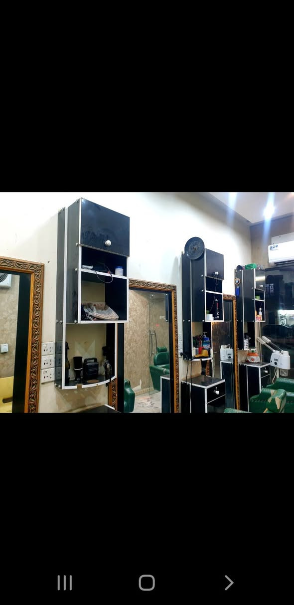 عراض حلاقة البيع (#مرايات)  و(#ميوزه) و (#رفوف ) عدد ٩ قطع (سعر 280) كلهن
الاستفسار او مراسله صفحه او الاتصال على الرقم (***********)
عنوان 📍(بغداد مدينة الصدر الاورفلي )
