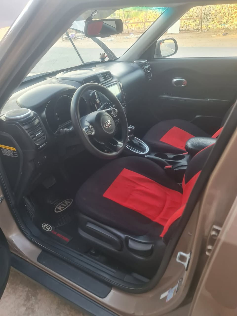 السلامُ عليكم…
Kia soul                           موديل 2016 
اللون بيجي              محرك 1600 GDI 
رقم جديد دهوك ( وكالة - تحويل )    الحادث باب + جاملغ ( جهة السايق ) + تعديل بارد شي بسيط جوه قبق البانزين 
عداد المسافه 118000 ميل            رقم دهوك الجديد تحويل او وكالة         
شاشه كبيره 
ويل كب 
                                                                تحكم كامل 
كامره 

السيارة نظيفة وحلوه وجاهزة  ( محرك نظيف + صدر نظيف + تبريد نظيف + حدادية نظيف ) مكان السيارة كربلاء ( طويريج ) السعر المطلوب 90 ورقة وبي مجال 
للأستفسار اكثر ***********
