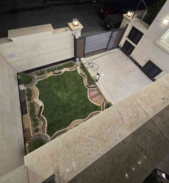 دار سكن للبيع في حي البنوك شارع باريس

🔺 المساحة : 230متر زيرو بناء فوول
🔻الواجهة: 7,66م         🔺النزال: 30م

🔷بناء حديث فول درجة اولى مع خدمات راقية:
     
      🔹 واجهة مرمر + ارضيات مرمر
      🔹️بوابة خارجية كهربائية وباب الصالة قاصة محكم الغلق 
      🔹️الابوب من الصاج 
      🔹️الشبابيك المنيوم تركي
      🔹️المحجر المنيوم زجاج تركي 
      🔹️الصحيات نوع تركي
      🔹نظام( كامرات+انترنت+سبالت)انابيب دفن
      🔹 اضواء سبورت لايت 
     

🔶الطابق الاول: 

       🔸️مدخلين 
       🔸استقبال.  
       🔸️صالة 
       🔸️مطبخ مستقل.  
       🔸️خدمات صحية 
       🔸️غرفتين نوم ماستر كبيرة
 
🔶الطابق الثاني: 
 
       🔸️  4غرف نوم ماستر  نوم
       🔸️خدمات صحية     

 ✔️موقع مميز  //شارع 15+ رصيف 4 م

📍موقع الدار:
حي البنوك / شارع باريس
      

______________________________________________

للاستفسار الاتصال على الرقم التالي ( يتوفر واتساب )
***********
او مراجعة مكتب الدار للوساطة العقارية الكائن في حي البنوك بداية شارع الكنيسة من جهة الجسر
