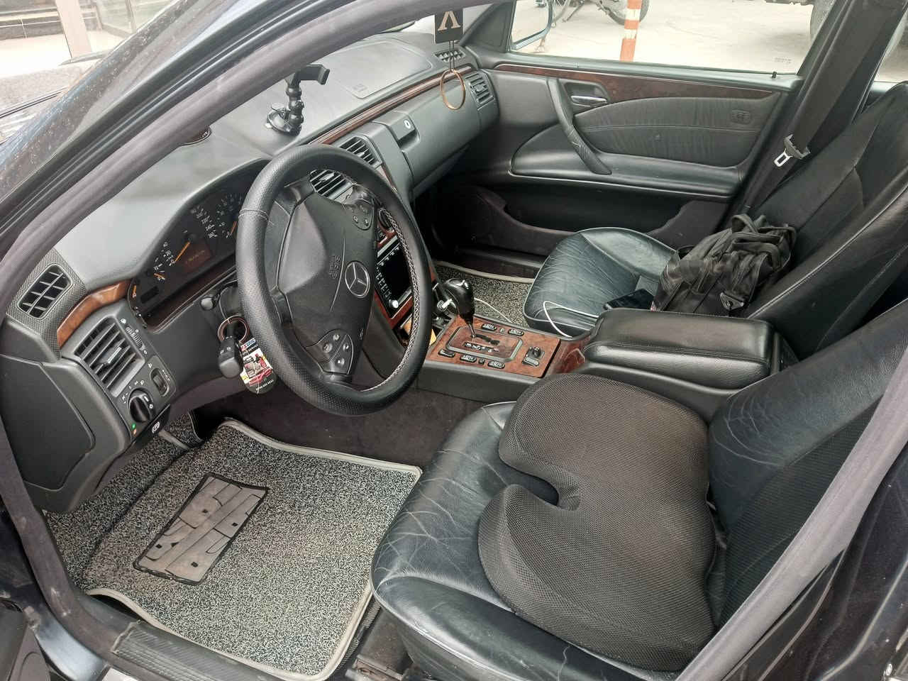 سلام عليكم ورحمه الله وبركاته  مارسيدس ام عيون موديل 2000رقم سليمانيه للبيع او مراوس مارسيدس E350  بأسم اخويه 
سياره مصبوغه صبغ درجه اولى قبل 20يوم طلعت من الفرن مناقصها شي مكفوله من الحادث والخياس حشاكم ولا كلوب بيها ميشتغل صيانه كامله من حداديه وكهربائيات 
صدر امامي خلفي كله مبدل باستثناء الباب الخلفيه وره السائق قبل اسبوع نطخت عندي
ورجعتها بارد للامانه سياره ترايها ماشاء الله 
السعر المطلوب 140 وبي مجال للاتصال بالرقم *********** فيس ممتواجد اعتذر جدا 
اليجي الف هلا بي سياره موجوده بغداد الدوره شارع ابو الطياره
