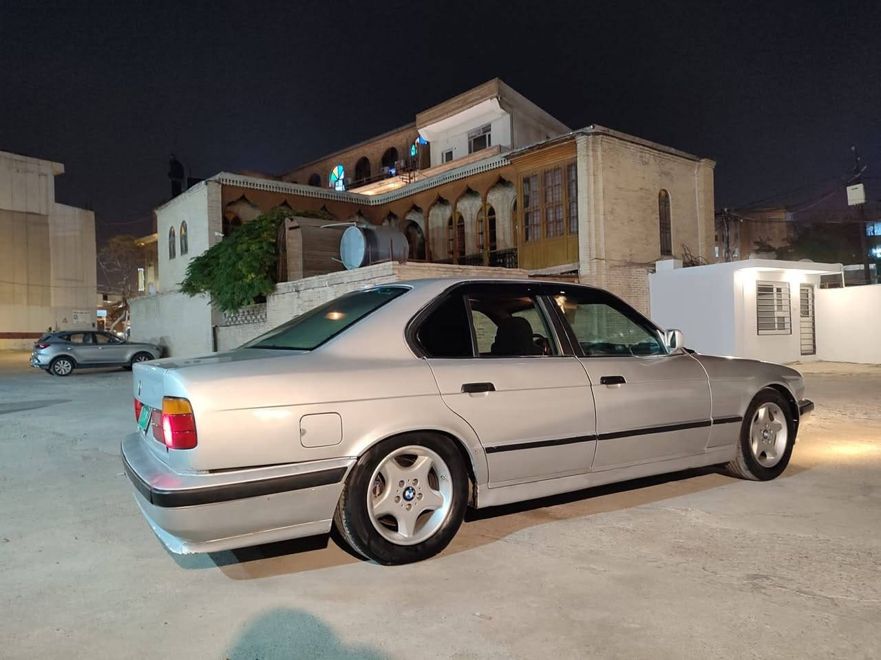 سەرەتا بە ناوی خوای گەورە بیم ١٩٩١حەجم  ٥٢٥  بۆ فرۆشتن مەکینە ٥٢٠ دیجتاڵ ناو سپی سەیارەکە گیر عادییە زۆر بەقوەتە ماشااللە گیرو مەکینەەی بەشەرت دە فیتەر کارەبای ئیرفلوو هەموو گیانی مەزبووت ئیش ئەکات توون تۆڵ بیتەقەو ڕەقەیە سەنەوی ئەسڵی جنوب وەکالەی ئەسڵی لەگەڵە پیشوو دوا کەپسەدەعمو لیدراوی قورسی نییە   سەیارەی ماڵی خۆمە هەموو گیانی بەشەرتە سەیارەکە زۆر بێمنەتم لێ زۆر بێسەر ئێشەییە سعری30 گەڵامعامەلەی زۆر کەم  ***********
