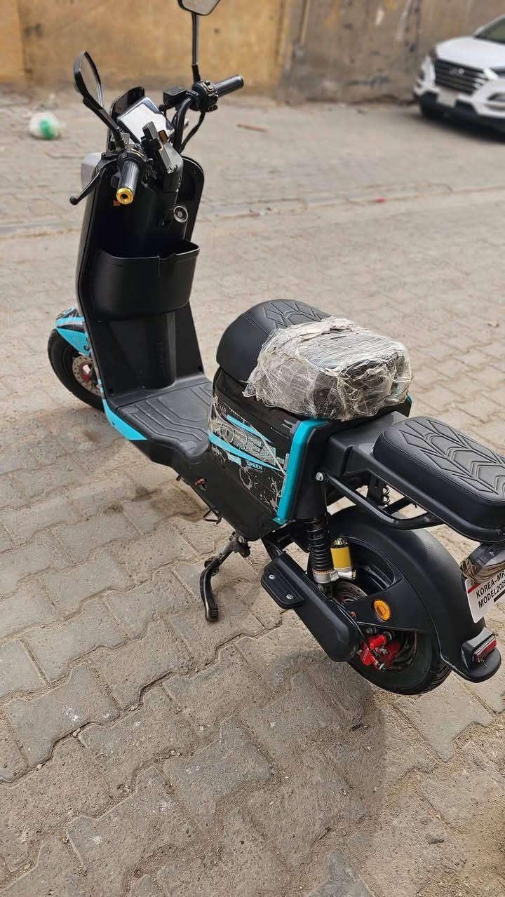 ⚡️ للبيع: دراجة شحن R7 -موديل 2025 الجديد ⚡️
النسخة الأقوى والأسرع (أداء يتفوق على R9)

الدراجة بحالة الزيرو (جديدة)

العنوان (المكان): كربلاء المقدسة

🛠 المواصفات الفنية والأداء:

السرعة القصوى: 109 كم/ساعة (حقيقية).

نظام القيادة: 4 سرعات مختلفة + خاصية الرجوع للخلف (بگ).

البطاريات: طقم 5 بطاريات ونلي (60V / 32A).

الحجم: 300-10 (أكبر حجم متوفر).

نظام الكبح: بريكات دسك هيدروليك (أمامي وخلفي) لأمان عالي.

الإطارات: تيرات جوبلس (Tubeless) مع ويل كب مميز.

🌟 الإضافات والرفاهية:

التصميم: لون أسود ملكي مميز (حتى الويل باللون الأسود).

التحكم: تشغيل عن بُعد (بصمة)، مفتاح 🔑، وكارت لمس (NFC).

الشاشة: شاشة رقمية ذكية لعرض (السرعة، المسافة، مستوى الشحن، وكشف الأعطال).

الإضاءة: نظام LED متكامل (نهاري، ليلي، إضافي، وخلفي) مع دبل إشارة.

الأمان: جهاز إنذار ضد السرقة + قفل التاير الخلفي + قفل السرج والبطارية.

🔋 ميزات إضافية:

بايدر مساعد (يعمل على شحن البطارية أثناء القيادة).

نظام تعليق مريح (4 دبلات: 2 أمامي و 2 خلفي).

💰 السعر:

 💵 450 ألف 💸

📍 المكان: كربلاء

📞 للاستفسار والطلب: اتصل على الرقم *********** أو المراسلة خاص.
