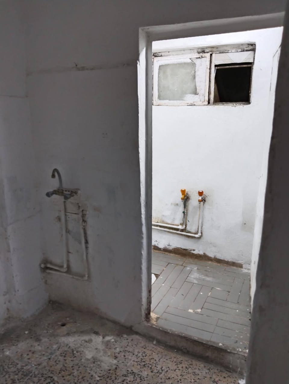 مشتمل للايجار ارضي غرفه وصاله مطبخ حمام مرافق وطرمه للايجار ***********
