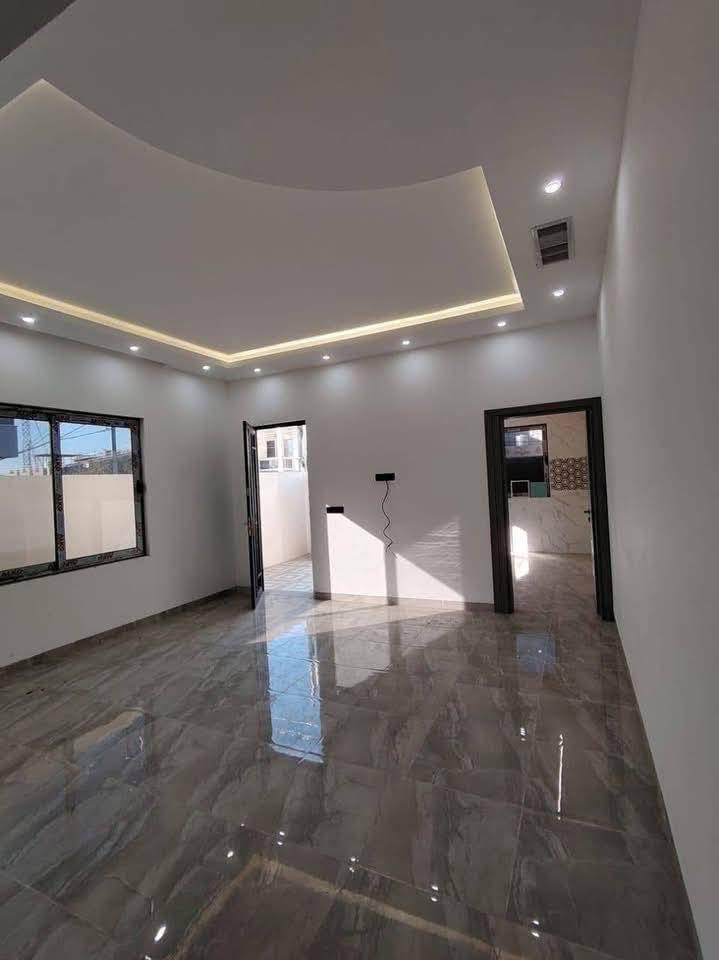 ⚜️مكتب البلديات للعقار⚜️

للبيع دار سكني سند طابو في حي الاعلام 
قرب الدانية ماركت ، على شارع ٢٠ متر
المساحة ١٢٠م الواجهة ٧م طابقين بناء حديث تسليم كامل
ط١ غرفة نوم وصالة كبيرة ومطبخ وصحيات وكراج سيارة
ط٢ ثلاثة غرف نوم وصحيات وبيتونة ( سطح كاشي ).
للإستفسار الإتصال☎️ *********** ☎️ ***********
عنوان المكتب / الموصل حي المشراق فرع مطعم طماطة2
