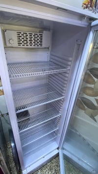 عارضه للبيع ب جديدة مثل ماموضحه بالصوره  تبريدها يخبل سعر 400 07748481...